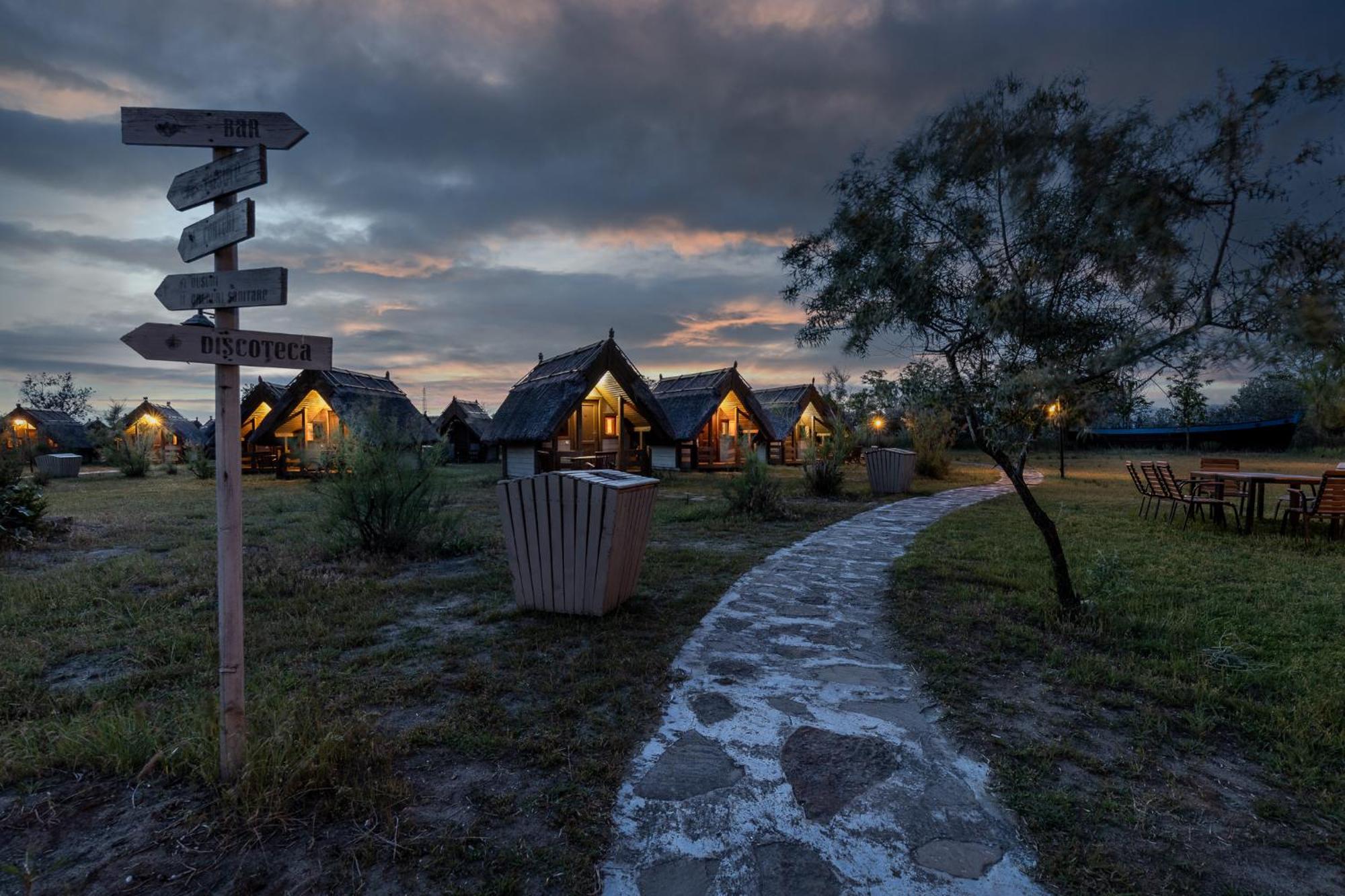 Dolphin Camping Sfântu Gheorghe Exteriör bild