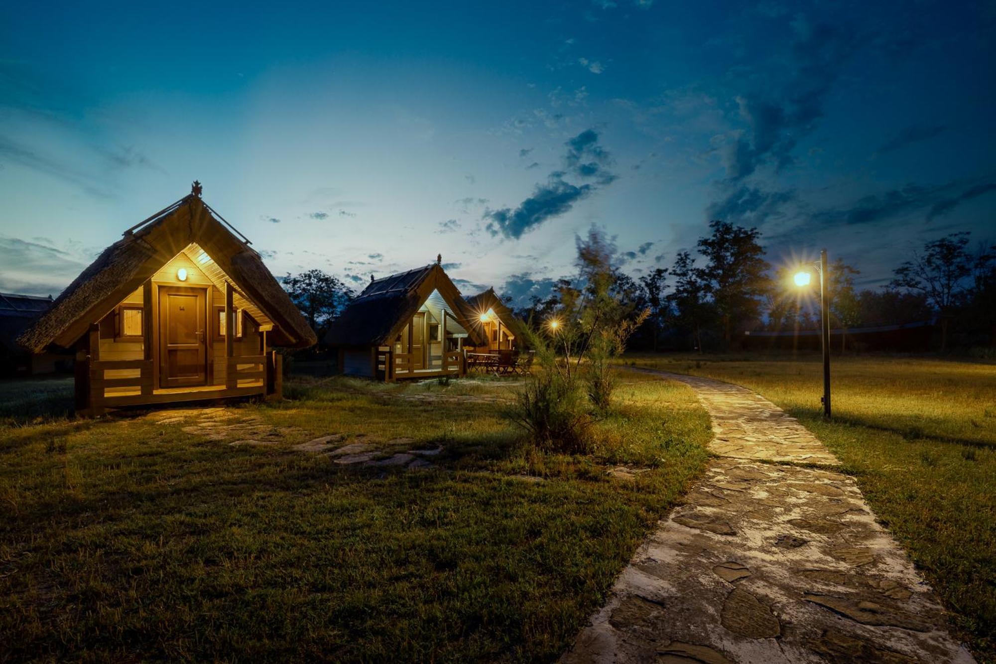 Dolphin Camping Sfântu Gheorghe Exteriör bild
