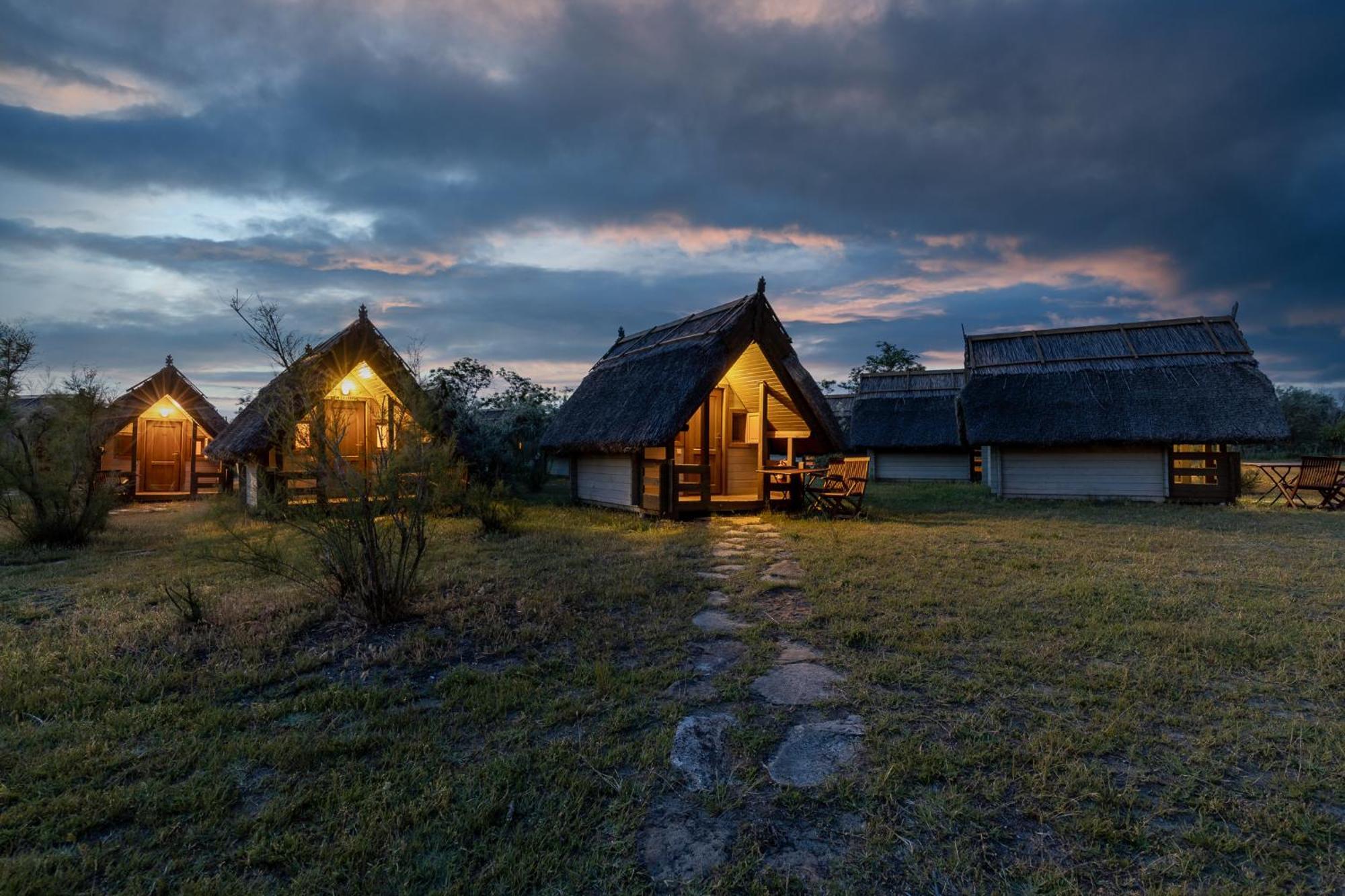 Dolphin Camping Sfântu Gheorghe Exteriör bild