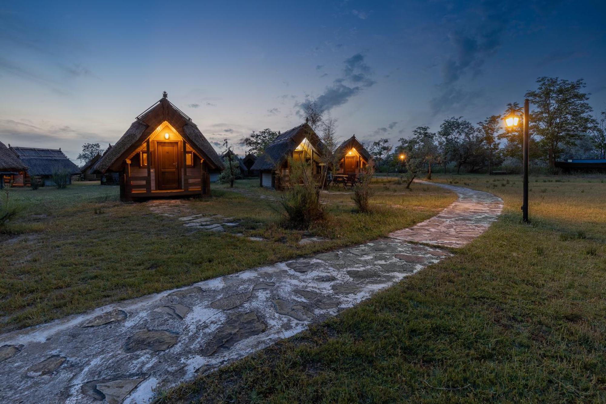 Dolphin Camping Sfântu Gheorghe Exteriör bild