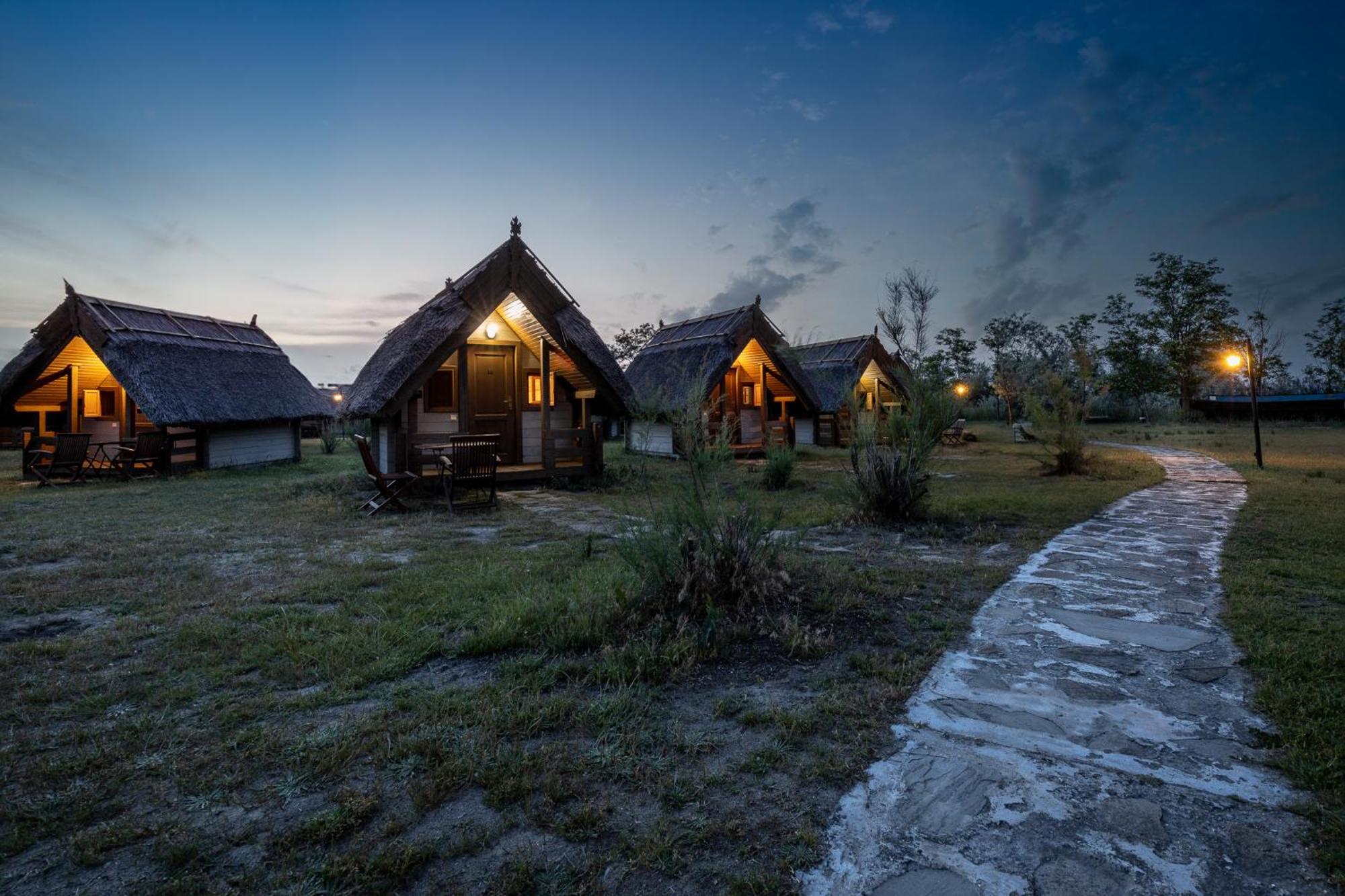 Dolphin Camping Sfântu Gheorghe Exteriör bild