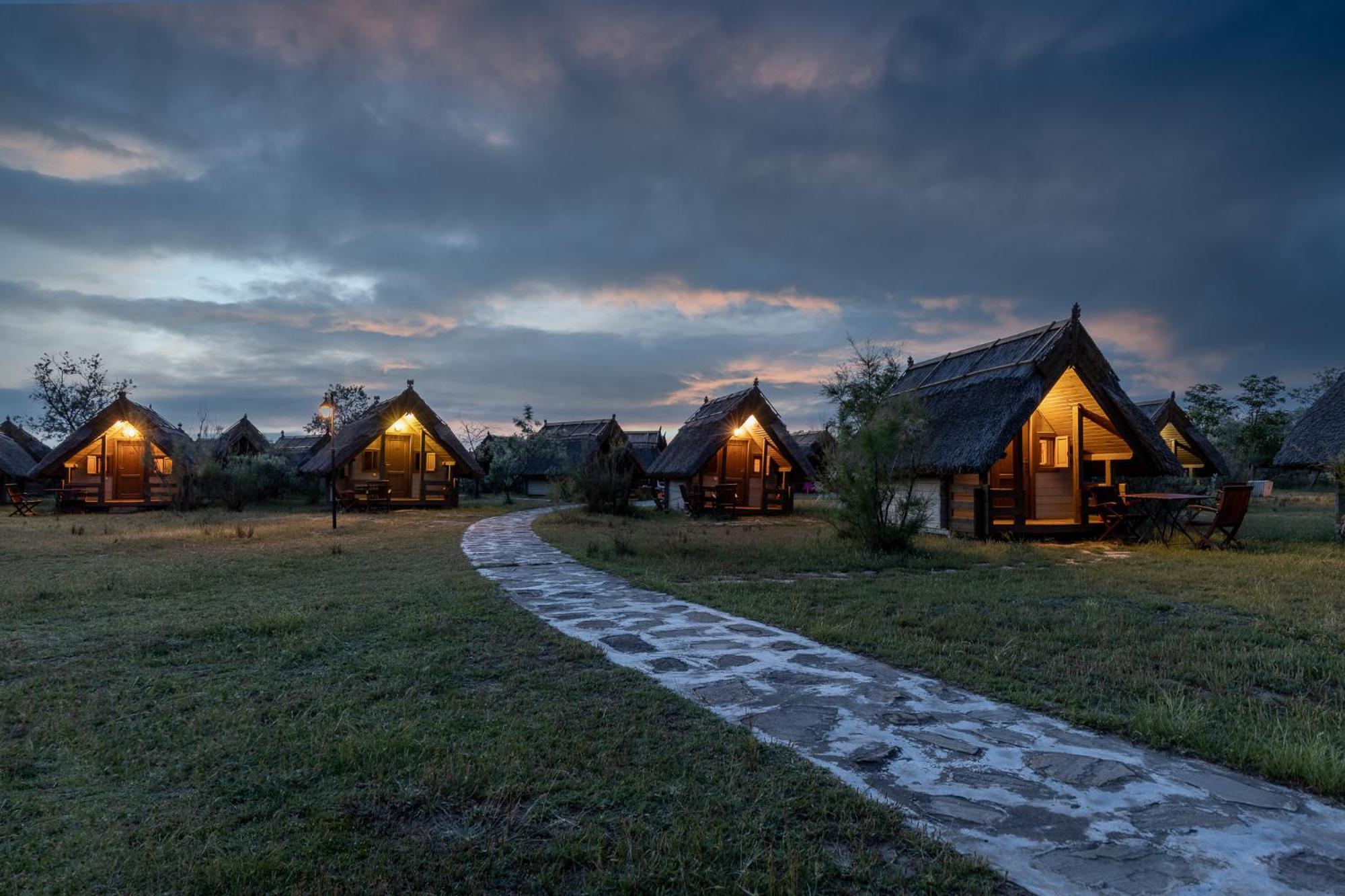 Dolphin Camping Sfântu Gheorghe Exteriör bild