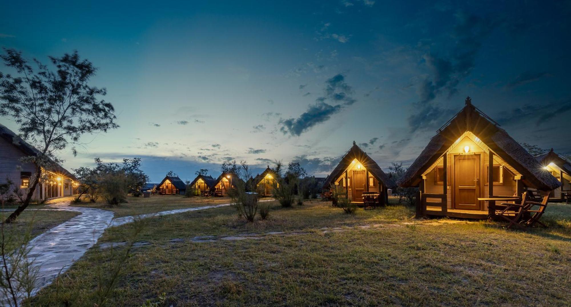Dolphin Camping Sfântu Gheorghe Exteriör bild