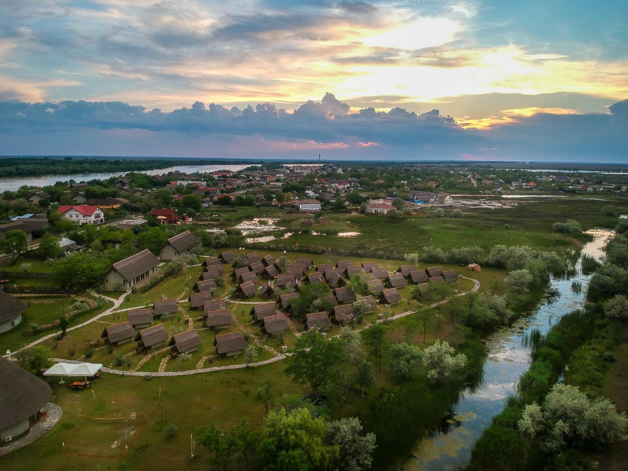 Dolphin Camping Sfântu Gheorghe Exteriör bild