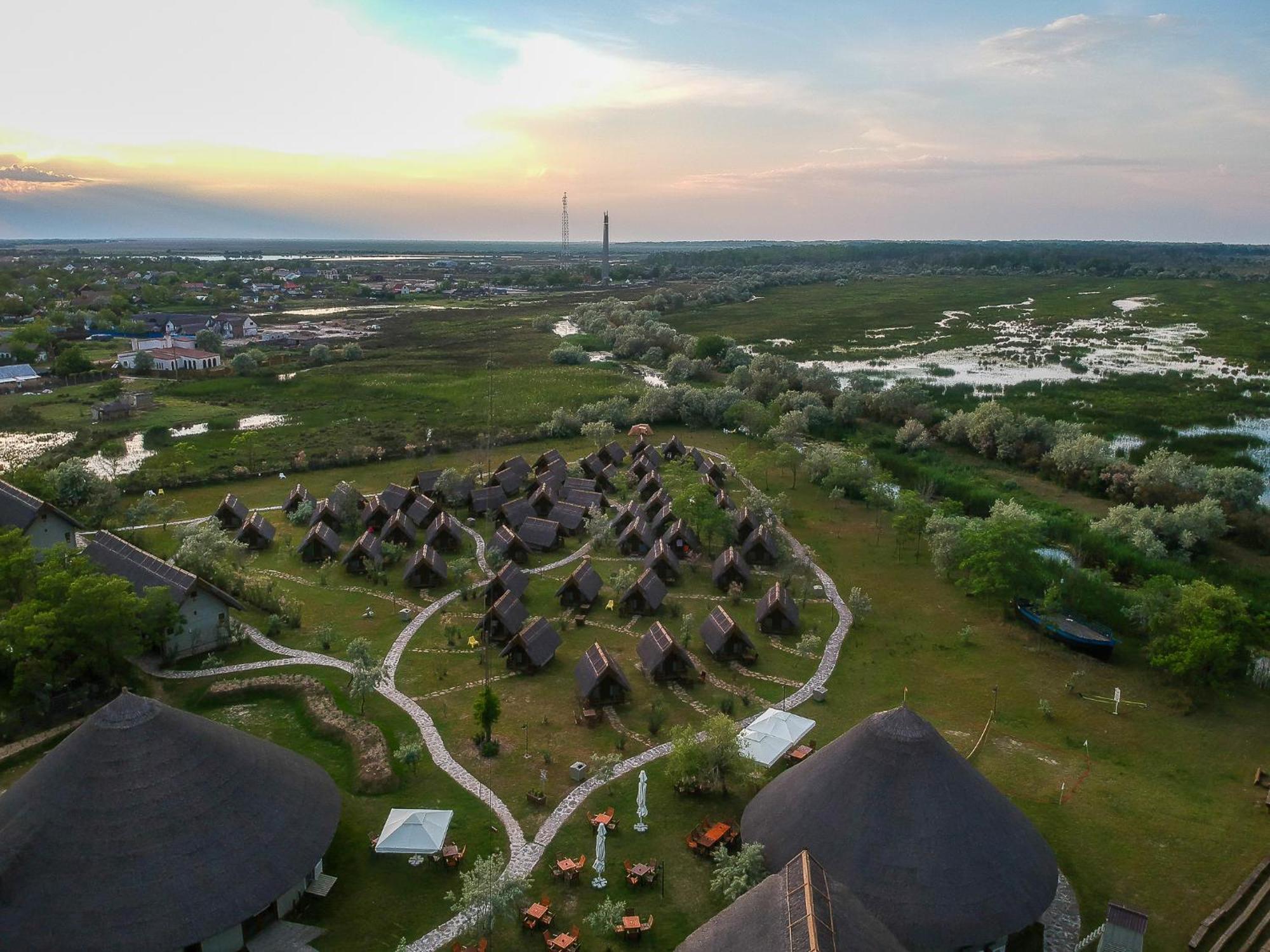 Dolphin Camping Sfântu Gheorghe Exteriör bild