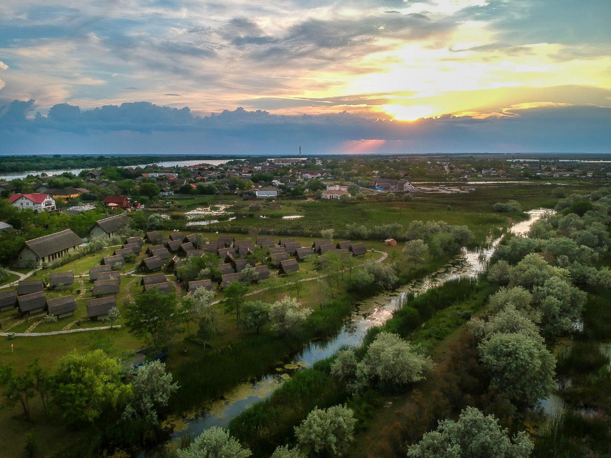 Dolphin Camping Sfântu Gheorghe Exteriör bild