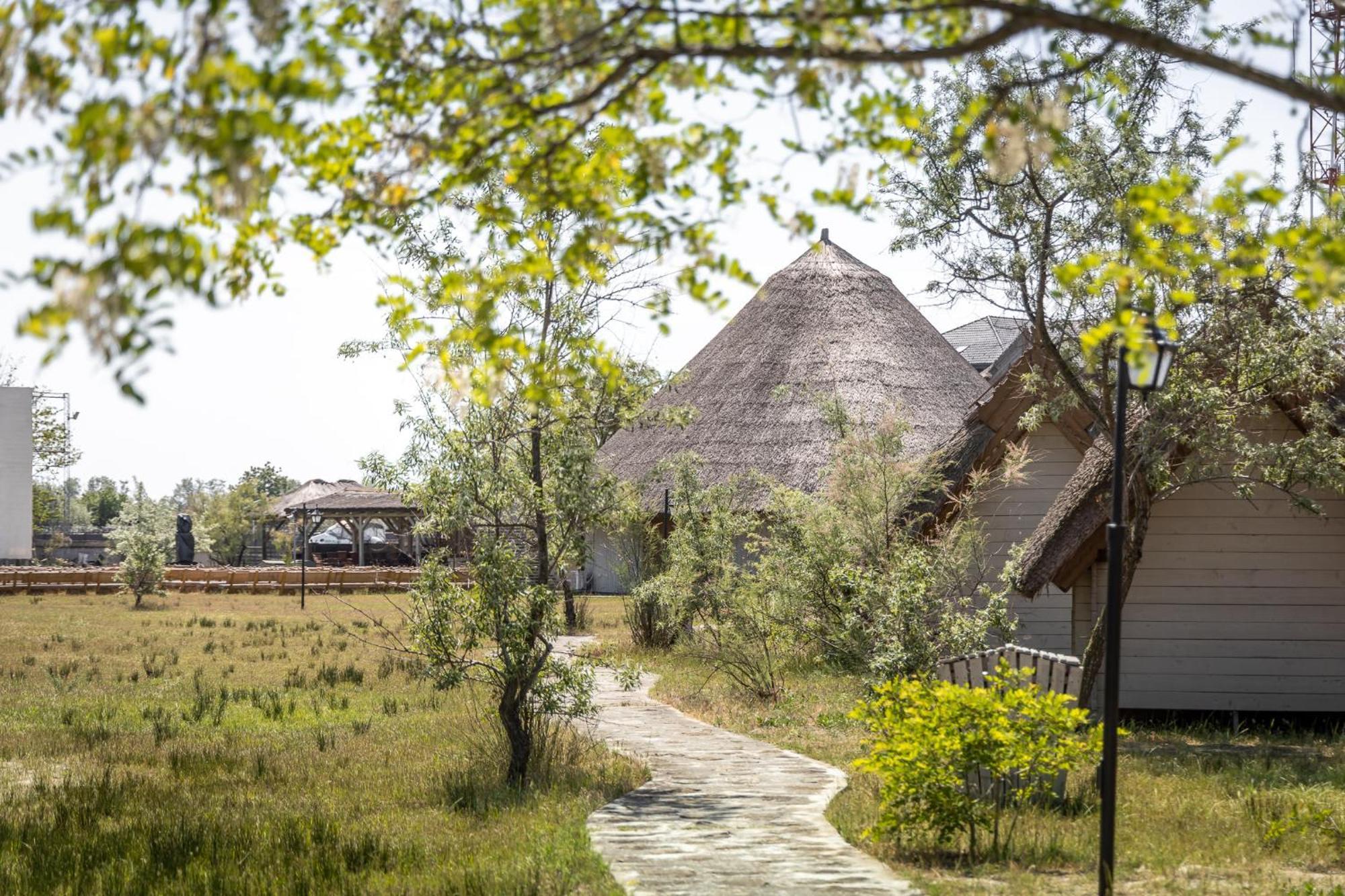 Dolphin Camping Sfântu Gheorghe Exteriör bild