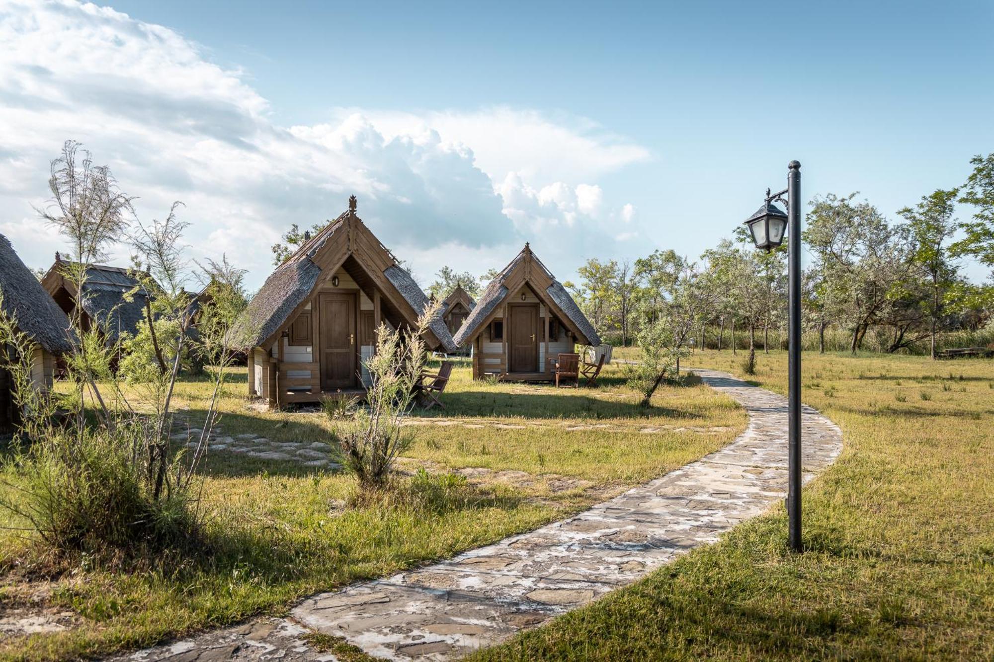 Dolphin Camping Sfântu Gheorghe Exteriör bild